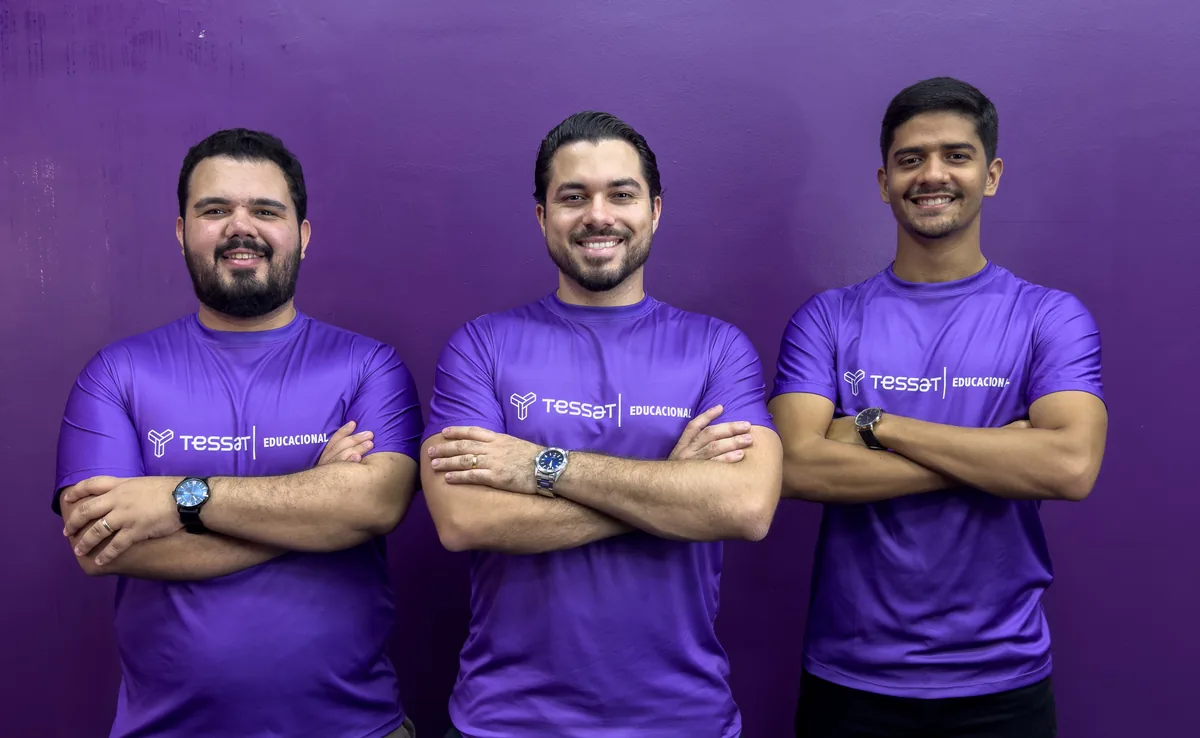 Gabriel, Peniel e Ítalo de camiseta roxa da Tessat, de braços cruzados